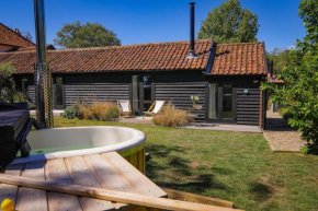 The Cowshed - Luxury rural retreat for 2 with hot tub - in the depths of the Suffolk countryside